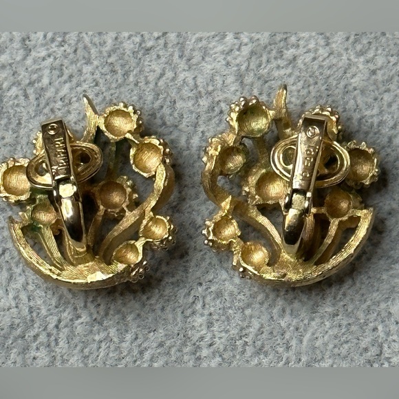 Vintage Crown TRIFARI Textured Gold Tone Swirl Clip-On Earrings - Picture 2 of 3